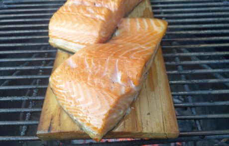 gerookte zalm op cederhout